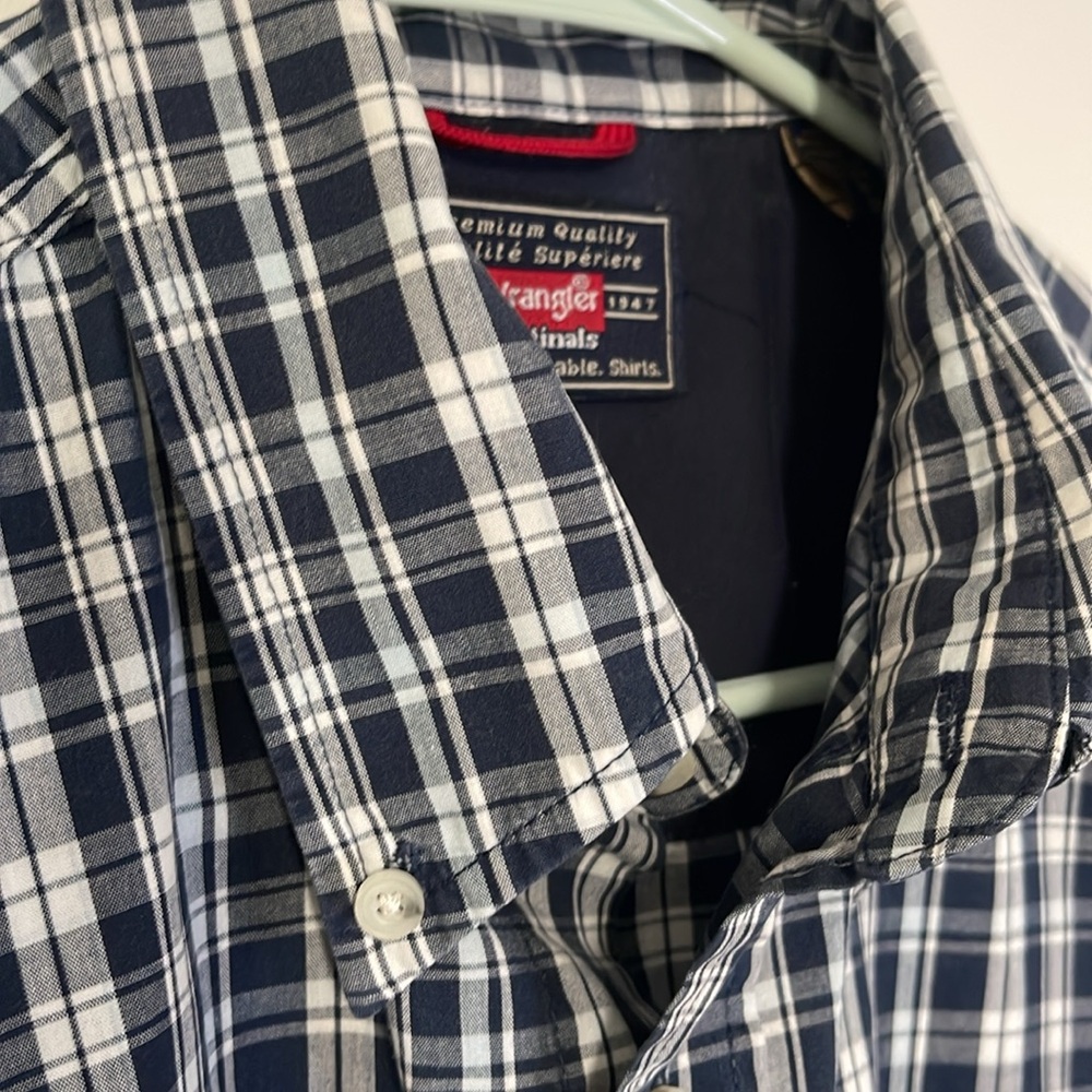 Wrangler Originals Premium Quality button down short sleeve shirt.